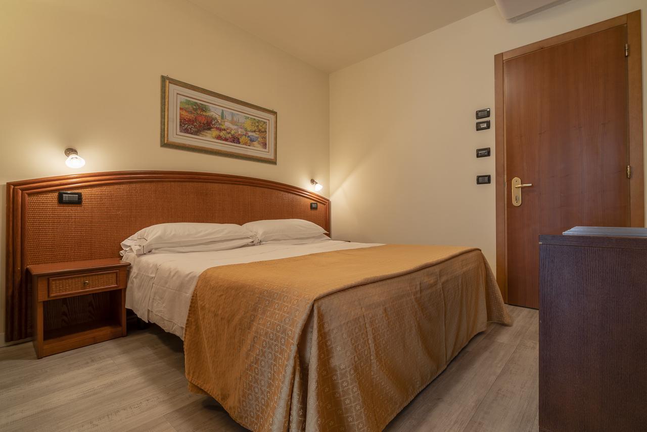 Hotel Ambassador Bibione Buitenkant foto